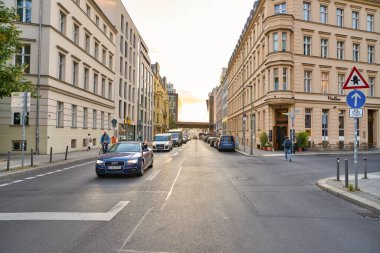 BERLİN, Almanya - CRCA EPTESİ, 2019: Gündüz Berlin şehir manzarası.