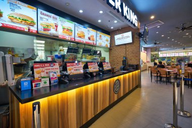 BANGKOK, THAILAND - CIRCA JANUARY, 2020: Suvarnabhumi Havalimanı Burger King 'de karşı servis.