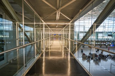 FRANKFURT AM MAIN, GERMANY - CIRCA JANUARY, 2020: Frankfurt am Main Airport 'ta görülen bir koridorun iç çekimi.