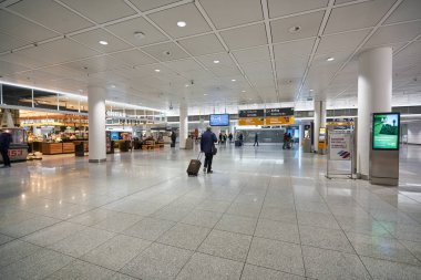MUNİK, Almanya - CIRCA JANUARY, 2020: Münih Havaalanı 'nın içi.