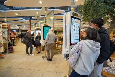FRANKFURT AM MAIN, Almanya - CIRCA JANUARY, 2020: McDonald 's kendi kendine sipariş veren büfeler Frankfurt am Main Airport' ta görüldüğü gibi.