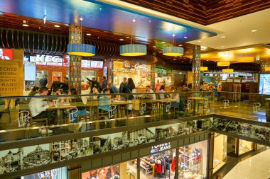 BERLİN, ALMANY - CIRCA EPTEMBER, 2019: İnsanlar Berlin 'deki AVM' de yemek yiyor.