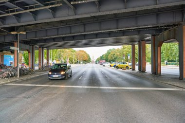 BERLİN, ALMANY - CIRCA EPTEMBER, 2019: Gündüz vakti Berlin 'deki bir yolun sokak seviyesi.