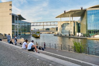 BERLİN, Almanya - CIRCA EPTEMBER, 2019: Gündüz Berlin sokak manzarası.