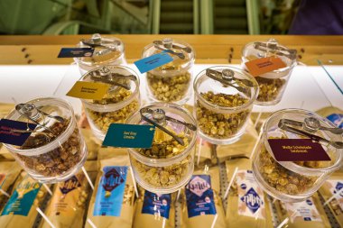 BERLİN, GERMANY - CIRCA SEPTEMBER, 2019: Knalle Popcorn Berlin 'deki Kaufhaus des Westens (Kadewe) mağazasında sergileniyor.