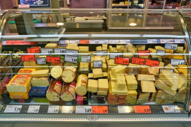 BERLİN, ALMANY - CIRCA EPTEMBER, 2019: Berlin, Kaufland 'de peynir sergisi. Kaufland, aynı zamanda Lidl ve Handelshof 'un da sahibi olan Schwarz Gruppe' nin bir parçasıdır..