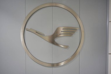 Münih Havalimanı 'ndaki bir duvarda Lufthansa tabelası görüldü. 2020, CIRCA HAZİRANESİ Lufthansa bayrak taşıyıcısı ve en büyük Alman havayolu şirketidir..