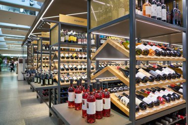 BERLİN, GERMANY - CIRCA SEPTEMBER, 2019: Berlin 'deki Kaufhaus des Westens (Kadewe) mağazasında şaraplar sergileniyor.
