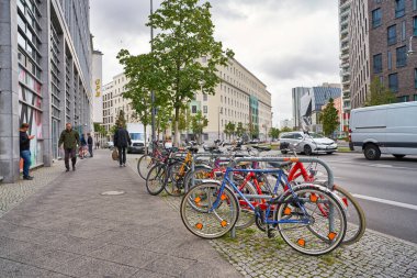 BERLİN, ALMANY - CIRCA EPTEMBER, 2019: Gündüz vakti Berlin 'de bir kaldırım manzarası.