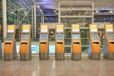 MÜZİK, GERMANY - CIRCA JANUARY, 2020: Münih Havaalanı, Terminal 2 'deki self-servis check-in tesisleri.