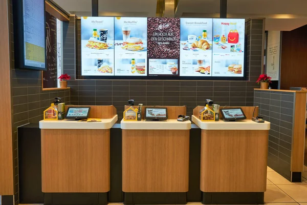 Munich Alemania Circa Enero 2020 Tableros Menú Caja Restaurante Mcdonald — Foto de Stock