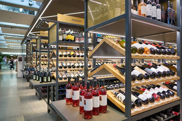 BERLIN, GERMANY - CIRCA SEPTEMBER, 2019: wines on display at the Kaufhaus des Westens (KaDeWe) department store in Berlin. — Stock Image Berlin Germany Circa September 2019 Wines Display Kaufhaus Des Westens Stock Image