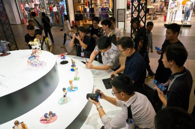 SHENZHEN, Çin - CIRCA APRIL, 2019: Shenzhen 'deki UpperHills alışveriş merkezindeki Sony Expo 2019' da fotoğraf çeken insanlar.