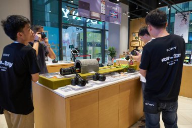SHENZHEN, ÇİN - CIRCA APRIL, 2019: Sony Expo 2019 sırasında UpperHills 'teki Sony Store' da insanlar görüldü.