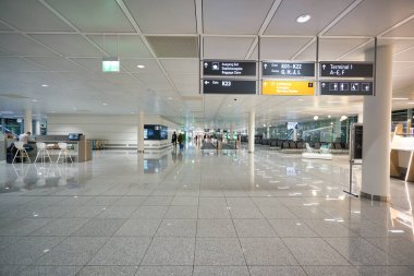 MUNİK, Almanya - CIRCA JANUARY, 2020: Münih Havaalanı 'nın içi.