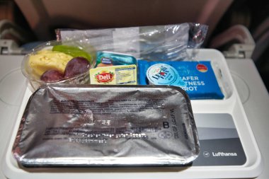 MUNİK, GERMANY - CIRCA HAZİRAN, 2020: Lufthansa uçaklarında ekonomi sınıfı için yemek servisi.
