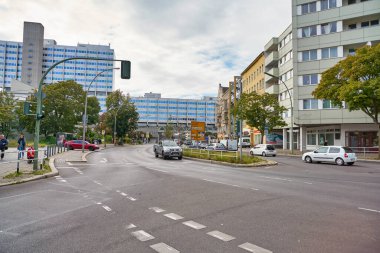 BERLİN, Almanya - CRCA EPTESİ, 2019: Gündüz Berlin şehir manzarası.