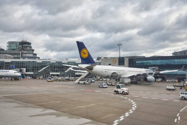 FRANKFURT AM MAIN, GERMANY - CIRCA JANUARY, 2020: Airbus A330 Frankfurt am Main Airport apron 'da görüldüğü gibi Lufthansa tarafından işletiliyor.