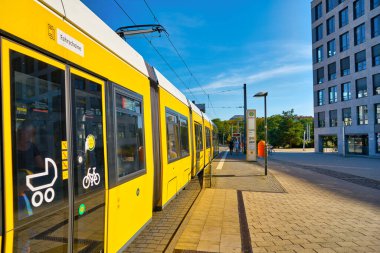 BERLİN, Almanya - CIRCA EPTEMBER, 2019: Bombacı Flexity Berlin gündüz görüldü. Berlin tramvay ağı için inşa edilmiş bir tramvay tipi..