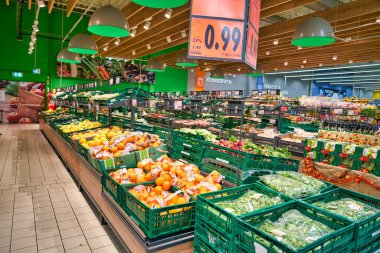 BERLİN, ALMANY - CIRCA EPTEMBER, 2019: Berlin 'deki Kaufland' in iç çekimleri. Kaufland, aynı zamanda Lidl ve Handelshof 'un da sahibi olan Schwarz Gruppe' nin bir parçasıdır..