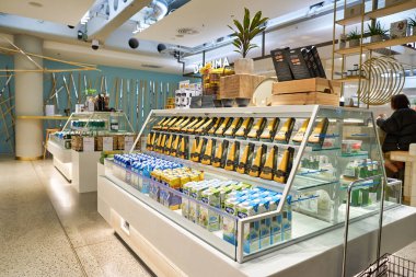 BERLİN, GERMANY - CIRCA SEPTEMBER, 2019: Berlin 'deki Kaufhaus des Westens (Kadewe) mağazasında bir yemek salonu.