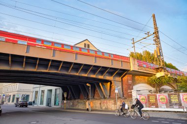 BERLİN, Almanya - CRCA EPTESİ, 2019: Gündüz Berlin şehir manzarası.