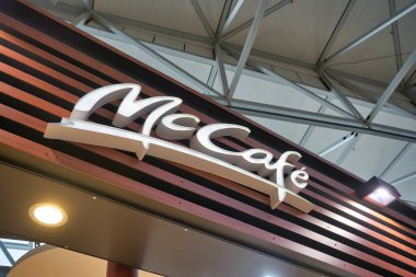 FRANKFURT AM MAIN, ALMANY - CIRCA HAZİRANESİ, 2020: McCafe tabelası Frankfurt am Main Airport 'ta görüldü.