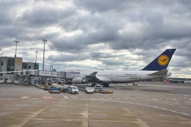 FRANKFURT AM MAIN, GERMANY - CIRCA JANUARY, 2020: Frankfurt am Main Airport apron 'da görüldüğü üzere Lufthansa tarafından işletilen Boeing 747-400.