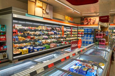 BERLİN, ALMANY - CIRCA EPTEMBER, 2019: Berlin 'deki Aldi süpermarketinin iç çekimi.