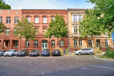 BERLİN, ALMANY - CIRCA EPTEMBER, 2019: Gündüz Berlin 'de park halindeki araçlar.