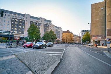 BERLİN, Almanya - CRCA EPTESİ, 2019: Gündüz Berlin şehir manzarası.