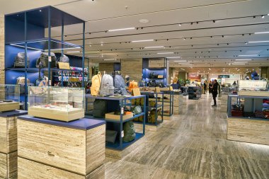 BERLİN, GERMANY - CIRCA SEPTEMBER, 2019: Berlin 'deki Kaufhaus des Westens (Kadewe) mağazasının iç çekimleri.