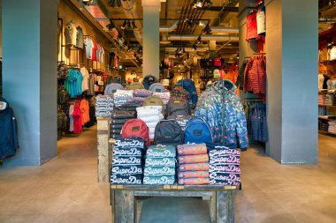 BERLİN, Almanya - CIRCA EPTEMBER, 2019: Berlin 'deki Superdry mağazasının iç çekimleri.
