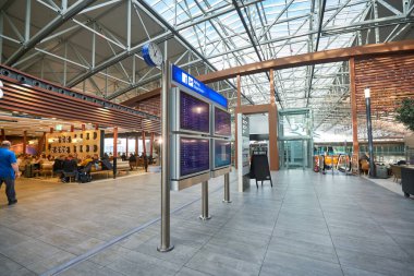 FRANKFURT AM MAIN, GERMANY - CIRCA JANUARY, 2020: Frankfurt am Main Airport 'ta görülen uçuş takvim gözlemcileri.