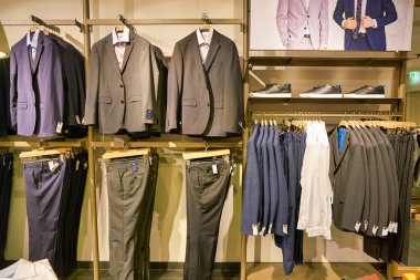 BERLİN, Almanya - CIRCA EPTEMBER, 2019: Berlin 'deki Esprit mağazasının iç çekimleri.