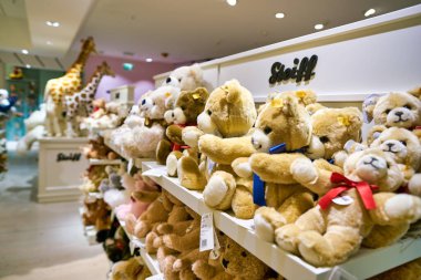 BERLİN, Almanya - CIRCA SEPTEMBER, 2019: Berlin 'deki Kaufhaus des Westens (Kadewe) mağazasında oyuncaklar sergileniyor.