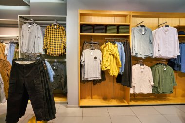 BERLİN, Almanya - CIRCA EPTEMBER, 2019: Berlin 'deki H & M mağazasının içi.