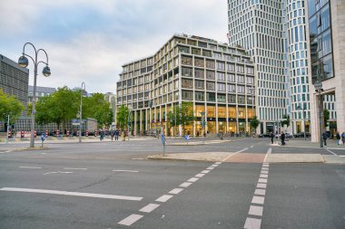 BERLİN, Almanya - CRCA EPTESİ, 2019: Gündüz Berlin şehir manzarası.