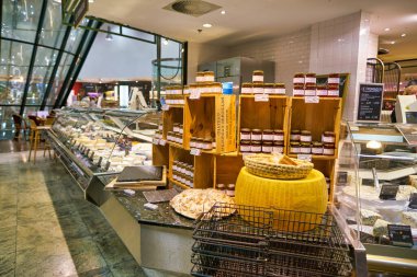 BERLİN, Almanya - CIRCA EPTEMBER, 2019: Berlin 'deki Galeries Lafayette' in içinde.