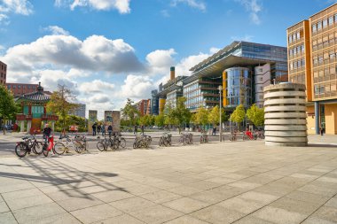 BERLİN, Almanya - CRCA EPTESİ, 2019: Gündüz Berlin şehir manzarası.