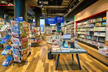 BERLİN, ALMANY - CIRCA EPTEMBER, 2019: Berlin 'deki Schultheiss Quartier' daki Thalia kitapçısında sergilenen kitaplar. 