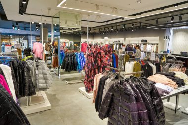 MOSCOW, RUSSIA - 14 Eylül 2019: Moskova 'daki Salaris alışveriş merkezinde Mohito mağazasının iç çekimleri.