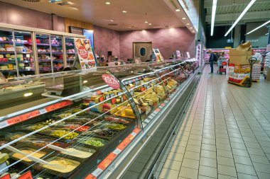 BERLİN, ALMANY - CIRCA EPTEMBER, 2019: Berlin 'deki Kaufland' in iç çekimleri. Kaufland, aynı zamanda Lidl ve Handelshof 'un da sahibi olan Schwarz Gruppe' nin bir parçasıdır..