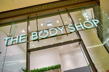 BERLİN, ALMANY - CIRCA EPTEMBER, 2019: The Body Shop tabelası Berlin 'deki bir mağaza girişinin üzerinde. Body Shop bir kozmetik, cilt bakımı ve parfüm şirketi..