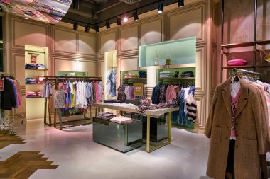 BERLİN, Almanya - CIRCA EPTEMBER, 2019: Berlin 'deki Rich & Royal mağazasının iç çekimleri.