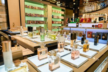 BERLİN, GERMANY - CIRCA SEPTEMBER, 2019: Berlin 'deki Kaufhaus des Westens (Kadewe) mağazasında görülen Chanel parfümlerinin aralığı.