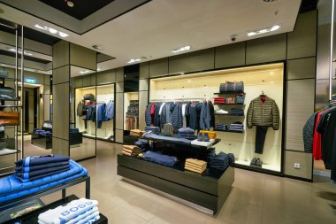 MUNICH, Almanya - CIRCA HAZİRANESİ, 2020: Münih Havaalanı 'ndaki Hugo Boss mağazasının iç çekimleri.