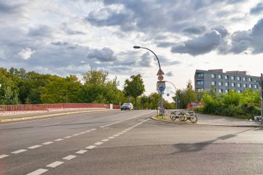 BERLİN, ALMANY - CIRCA EPTEMBER, 2019: Gündüz vakti Berlin 'deki bir yolun sokak seviyesi.