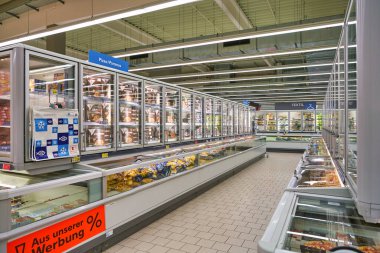 BERLİN, ALMANY - CIRCA EPTEMBER, 2019: Berlin 'deki Kaufland' in iç çekimleri. Kaufland, aynı zamanda Lidl ve Handelshof 'un da sahibi olan Schwarz Gruppe' nin bir parçasıdır..