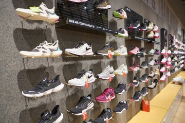 SHENZHEN, Çin - CIRCA Nisan 2019: Shenzhen 'deki UpperHills' teki Nike mağazasında ayakkabılar sergileniyor.